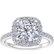 Anillo de compromiso clásico con halo de diamantes de talla cojín en platino